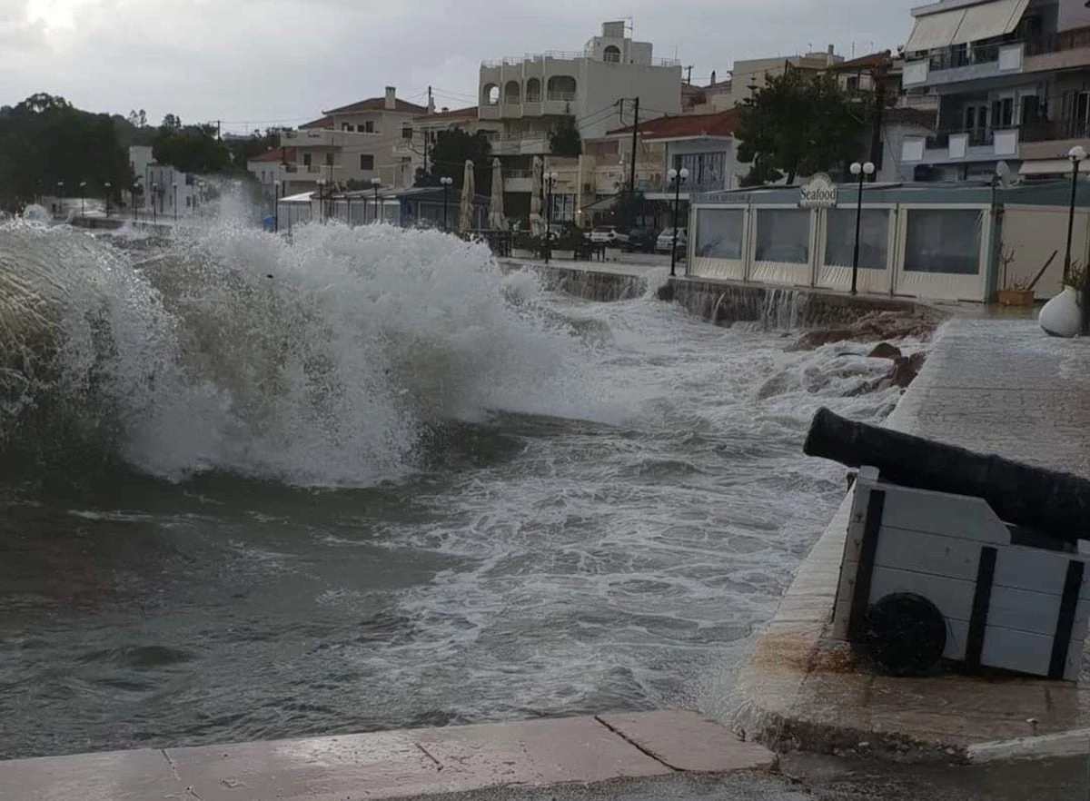 «Σφυροκοπεί» ο «Ζορμπάς» την Ελλάδα: Τεράστια κύματα, θυελλώδεις άνεμοι και σκοτεινός ουρανός – Νέο έκτακτο δελτίο από την ΕΜΥ